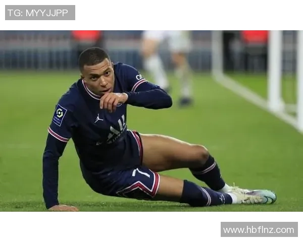 足球明星受伤瞬间曝光引发球迷热议伤情是否影响赛季表现