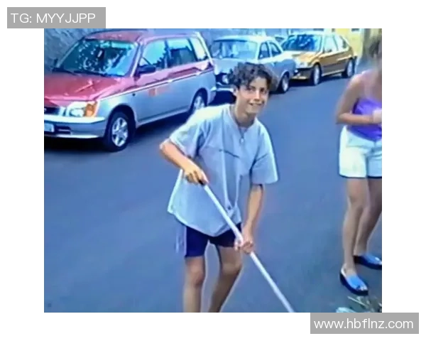 足球明星在抖音分享生活瞬间，精彩图片展现他们场内外的魅力与风采