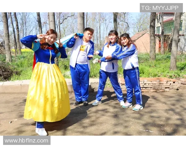 足球明星在街头捡瓶子展现环保意识引发热议与关注