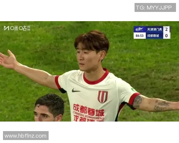 足球明星愤怒发声后将话筒扔掉引发媒体热议与球迷关注