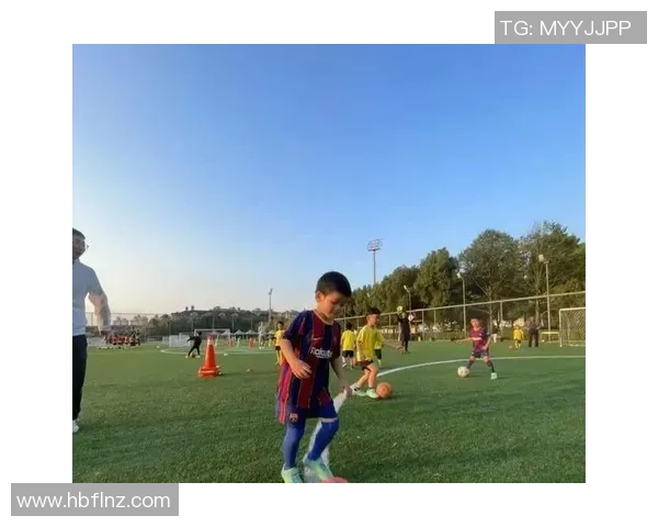 足球明星温情瞬间抱小孩展现父爱光辉与运动精神的完美结合 足球明星温情瞬间抱小孩展现父爱光辉与运动精神的完美结合