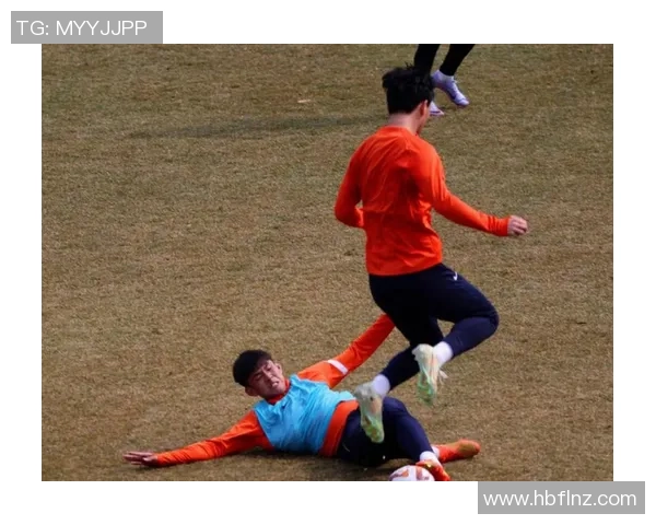 足球明星的倒钩绝技展现完美瞬间引发球迷热议与赞叹